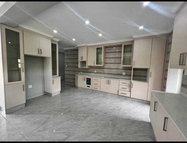 7 BEDROOM HOUSE FOR SALE IN HILTON GARDENS